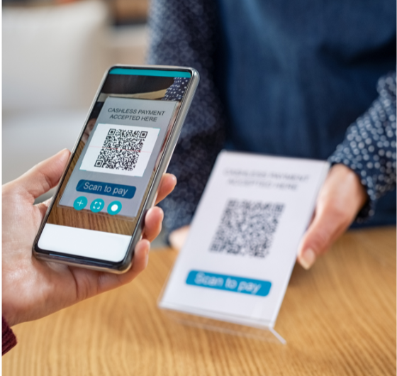 celular fazendo pagamento com qr code